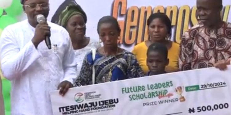 Itesiwaju Ijebu Helping Hands Foundation Empowers Widows and Awards Scholarship To Indigent Students 