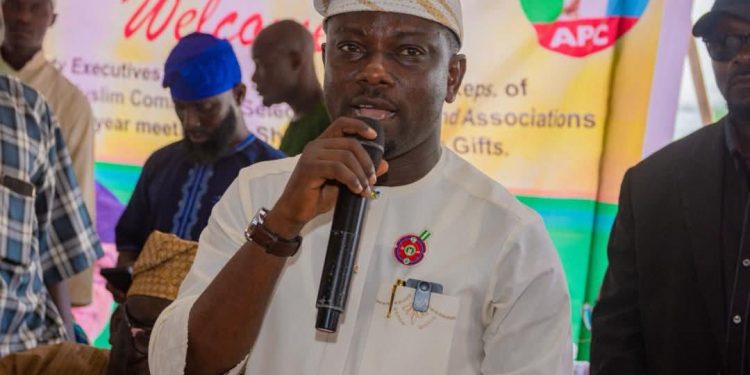 Fatai Adesegun fetes kinsmen with 200 bags of rice, 300 cartons of noodles and 12m naira cash gift.