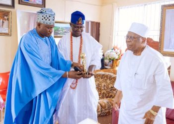 Iyalolomo Foundation honours late Iyalode Bisoye Tejuosho