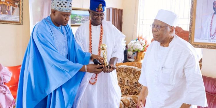 Iyalolomo Foundation honours late Iyalode Bisoye Tejuosho